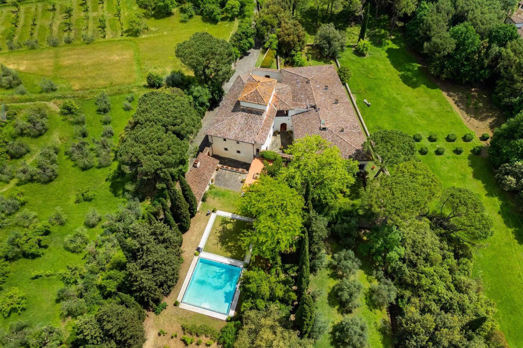 francis_york_medici-era-villa-hills-near-florence-4.jpg