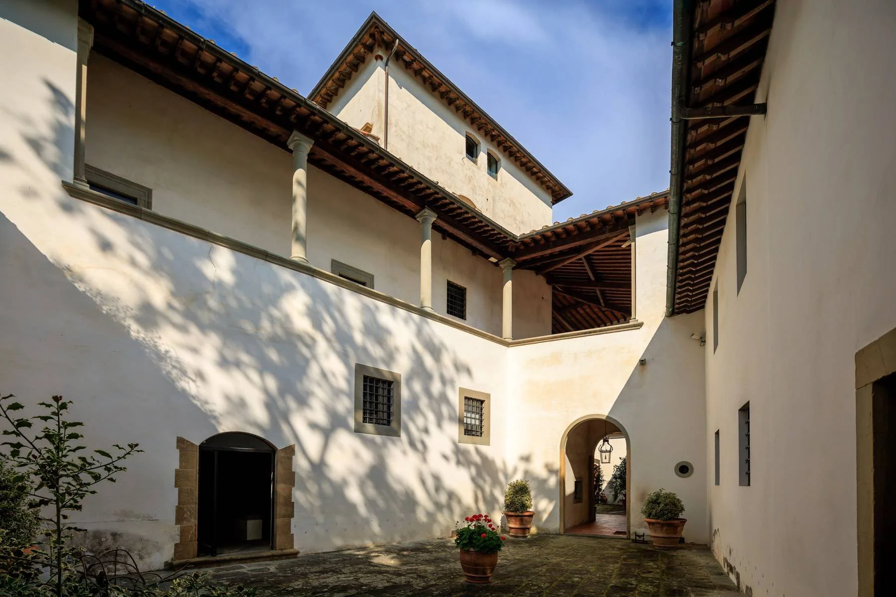 francis_york_medici-era-villa-hills-near-florence-25.jpg
