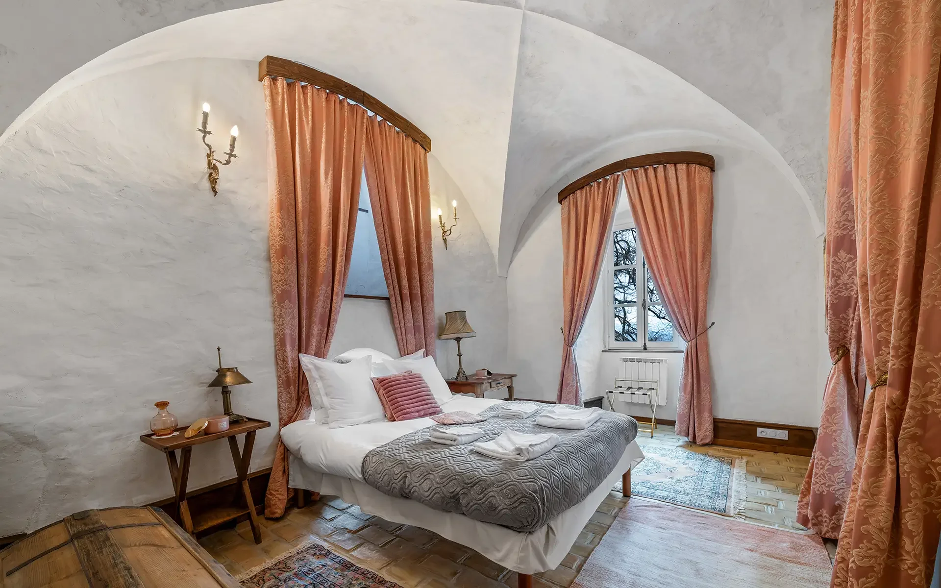chambre-chateau-millenaire-aux-portes-de-geneve-et-du-pays-de-gex.webp