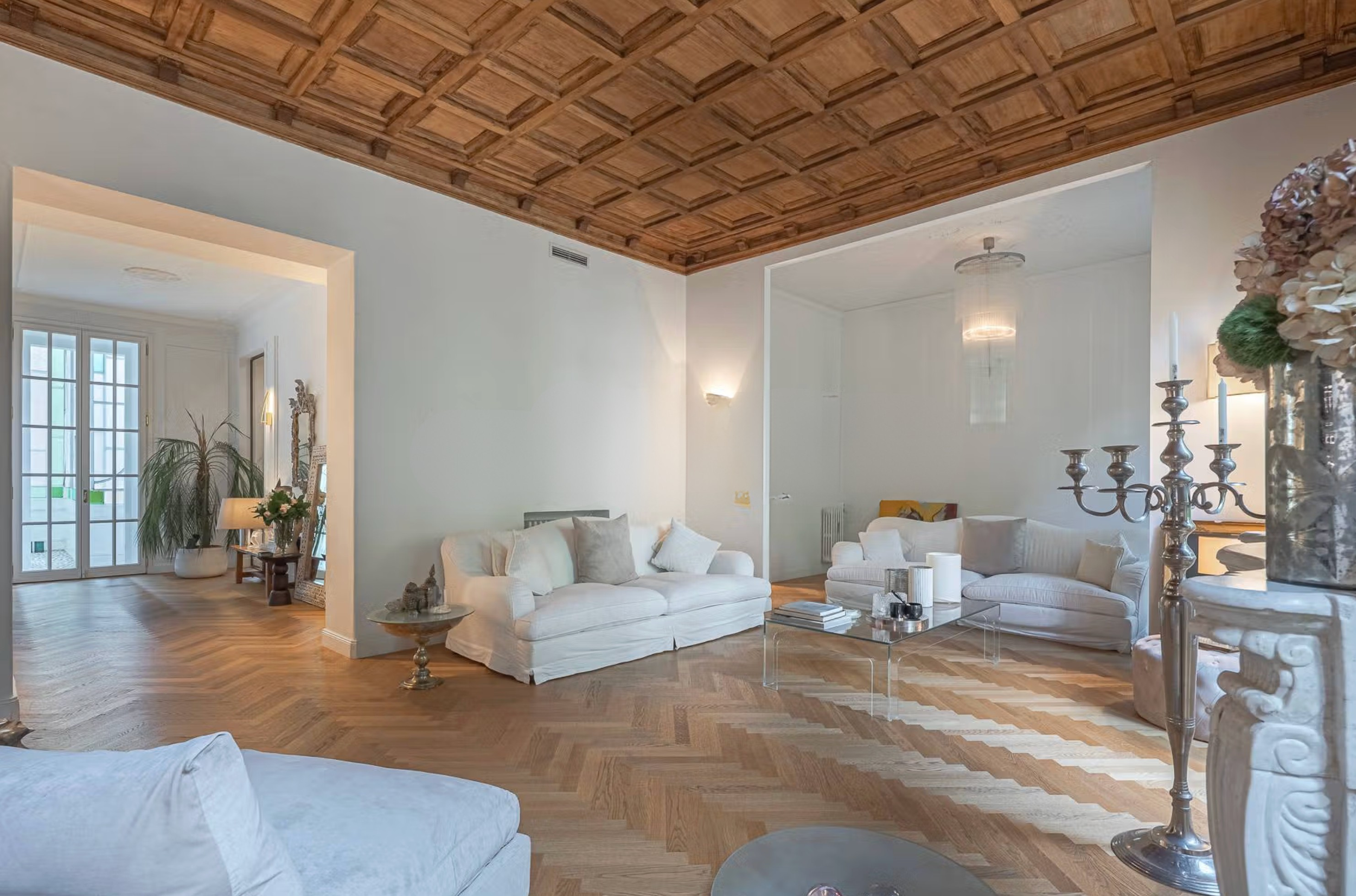 Francis-York-italy-sothebys-via-vincenzo-monti-milan-apartment-12-foot-ceilings-24.png