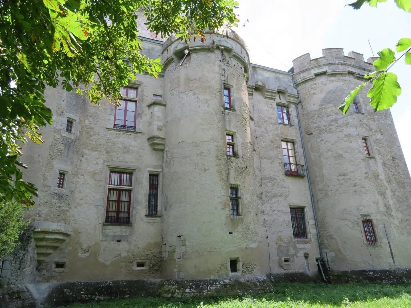 francis-york-fortified-15th-century-chateau-central-france-13.webp