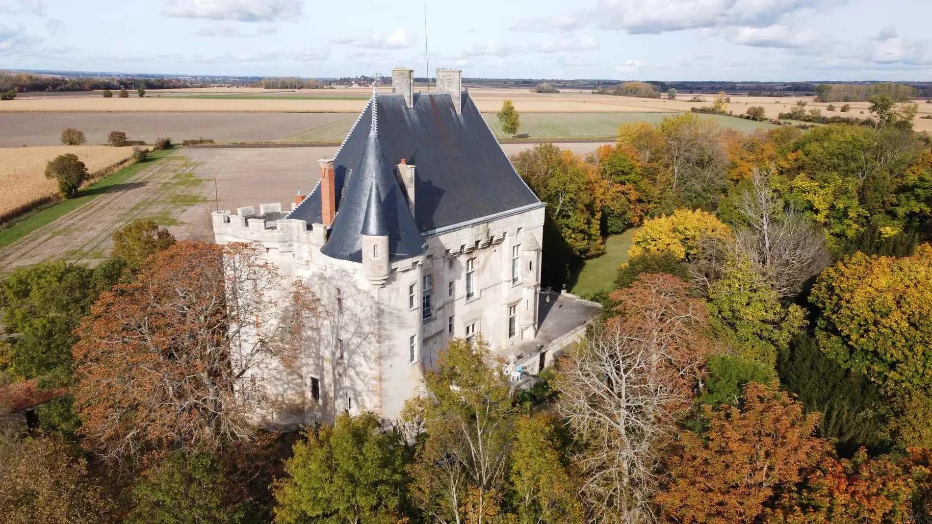 francis-york-fortified-15th-century-chateau-central-france-15.webp