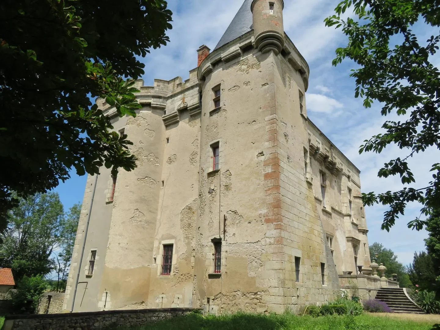 francis-york-fortified-15th-century-chateau-central-france-11.webp