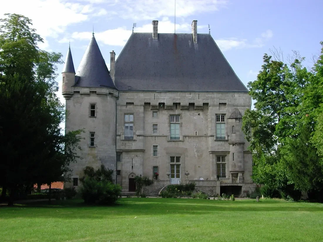 francis-york-fortified-15th-century-chateau-central-france-5.webp