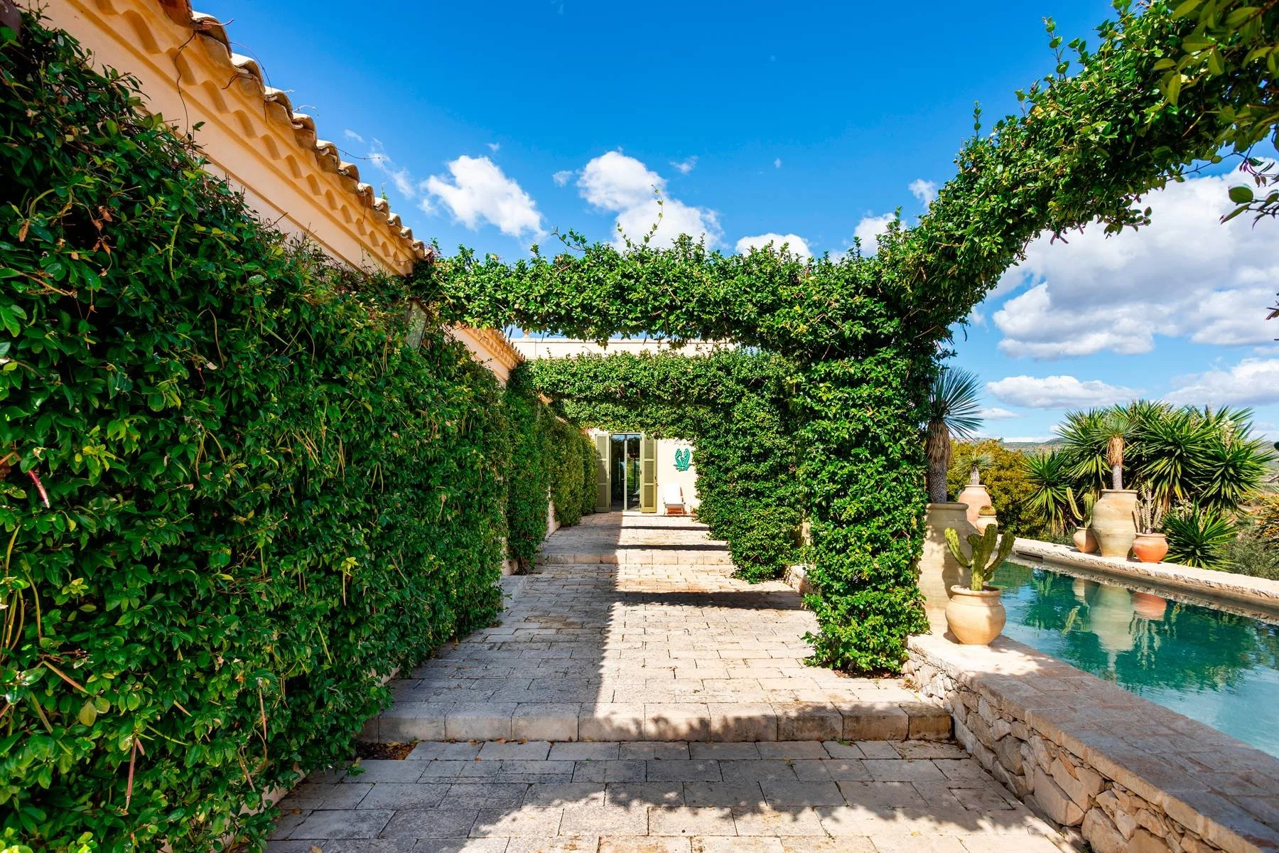 Francis-York-architect-designed-villa-noto-sicily-country-house-italy-sothebys-11.jpg