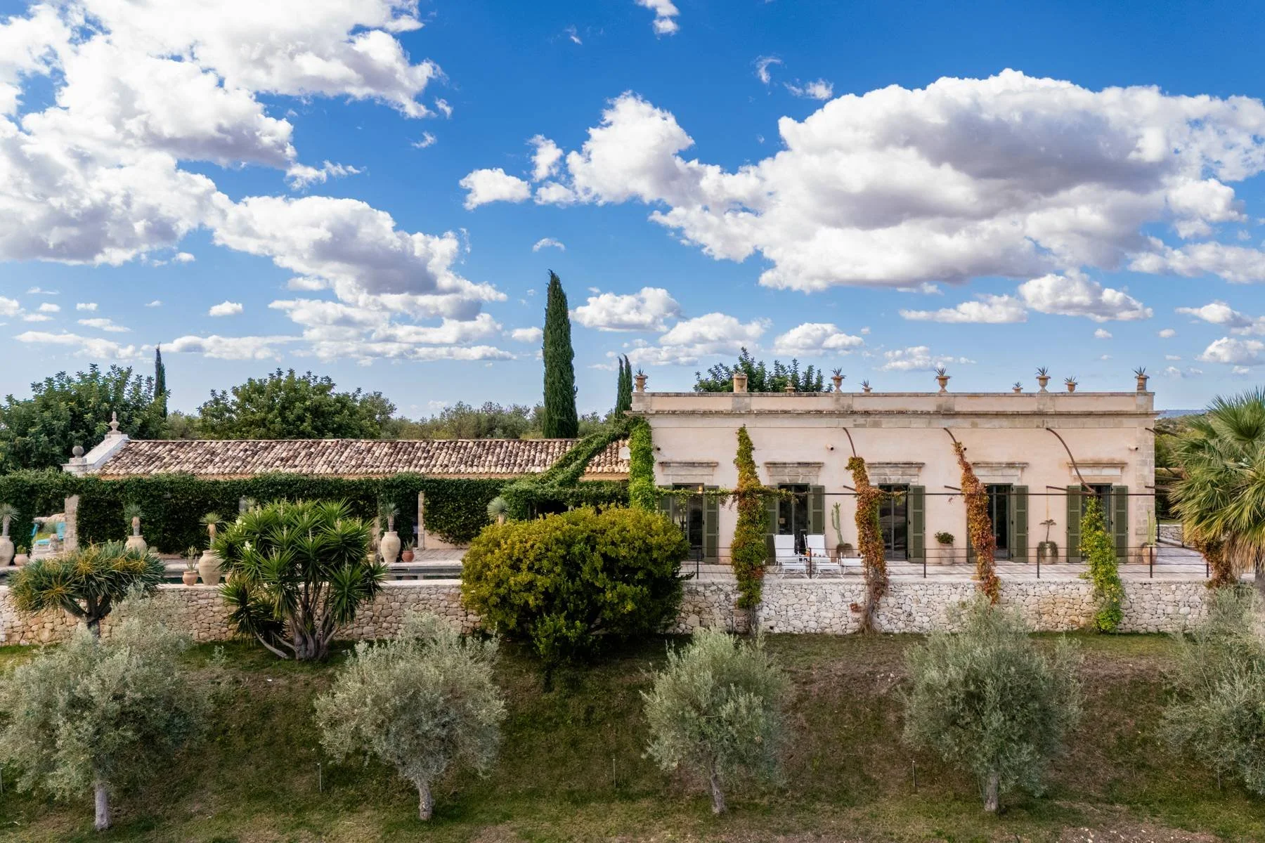 Francis-York-architect-designed-villa-noto-sicily-country-house-italy-sothebys-6.jpg