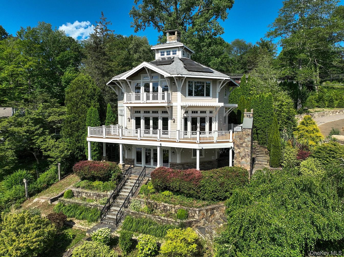 An Octagon-Shaped Lake House 50 Miles From Manhattan Finds a Buyer at $1.7 Million