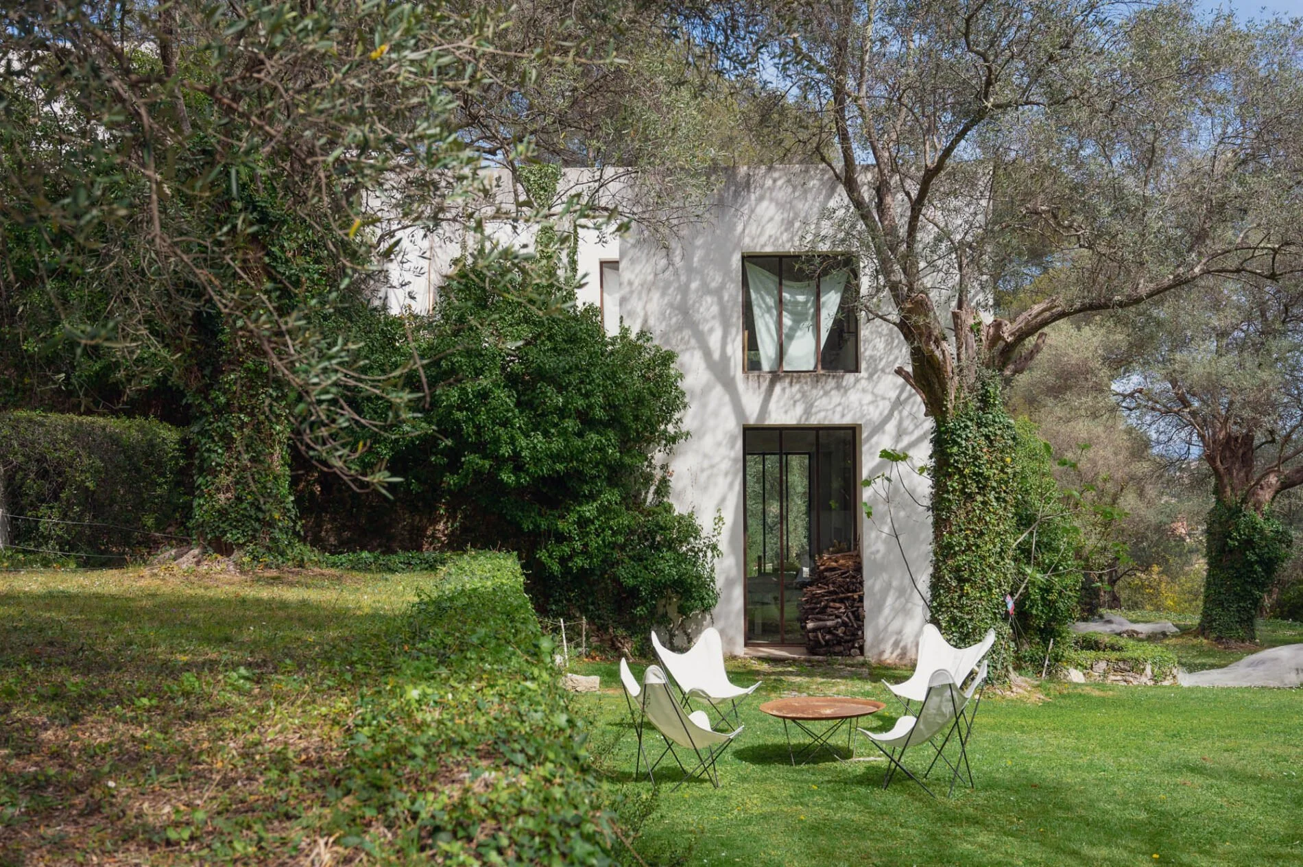 On the Market: A 1990s Minimalist Conversion of a Former Sheep Barn Near Saint-Paul-de-Vence