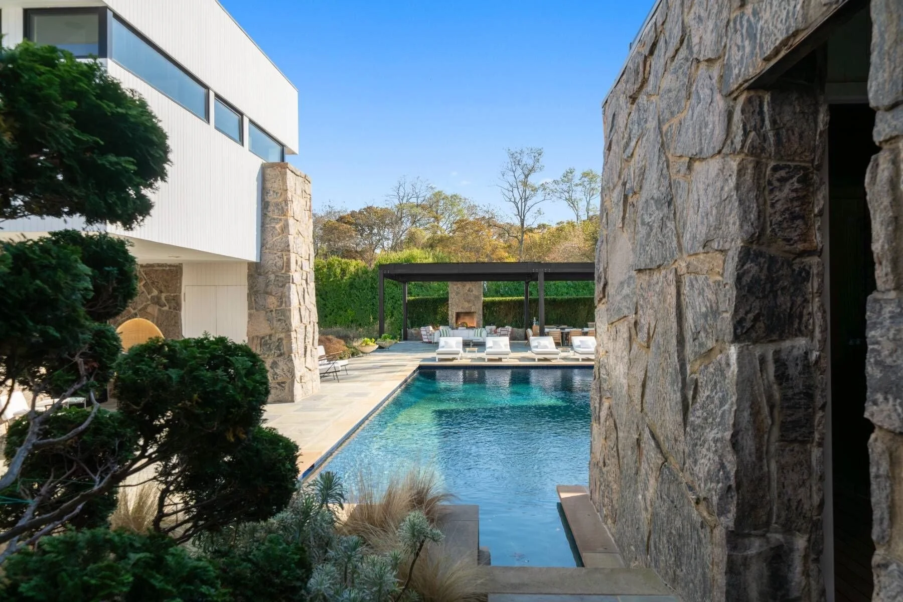 Francis-York-a-1970s-waterfront-home-designed-by-a-renowned-hamptons-architect-could-set-a-record-price-12.jpeg