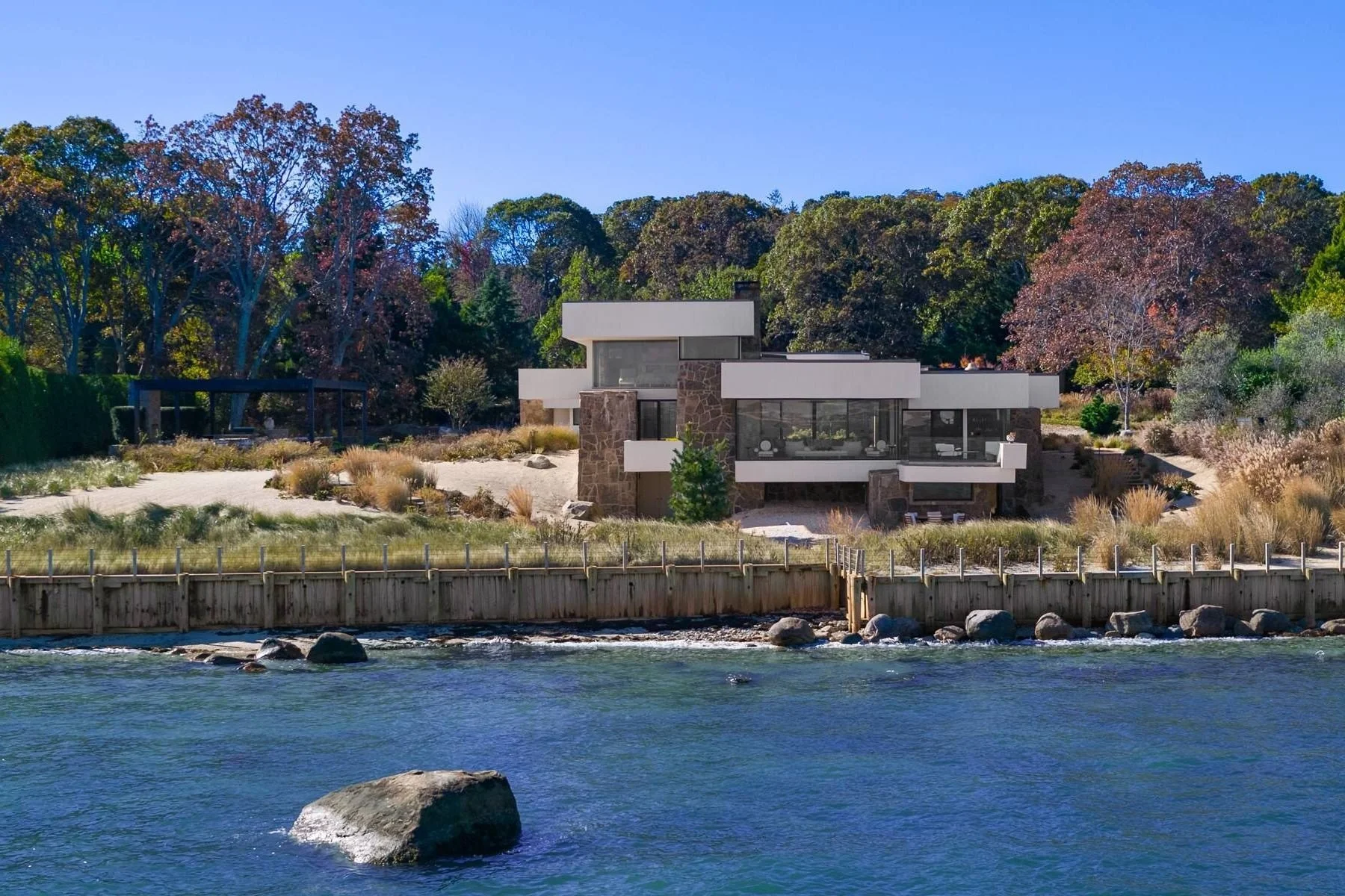Francis-York-a-1970s-waterfront-home-designed-by-a-renowned-hamptons-architect-could-set-a-record-price-8.jpeg