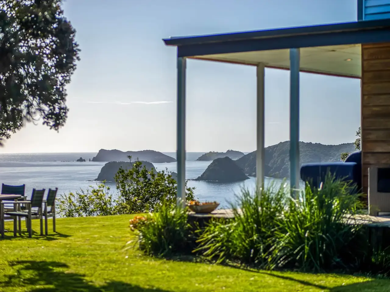 Francis-York- Eagles-Motuarohia-New-Zealand-Bay-of-Islands-Barfoot-Clifftop-Home-8.webp