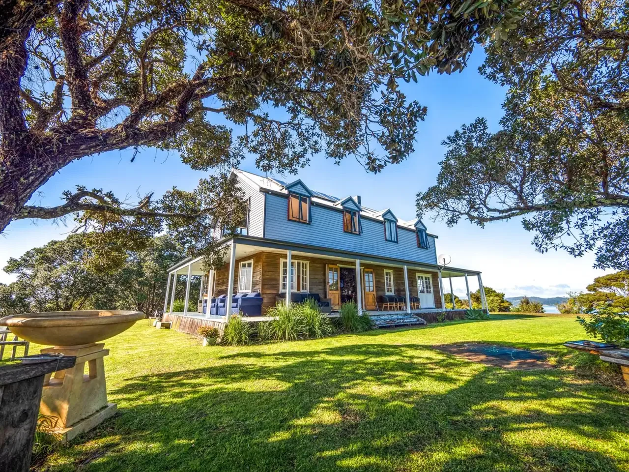 Francis-York- Eagles-Motuarohia-New-Zealand-Bay-of-Islands-Barfoot-Clifftop-Home-9.webp