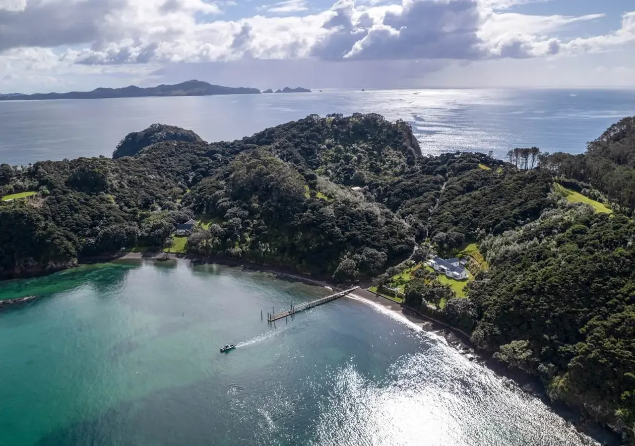 Francis-York- Eagles-Motuarohia-New-Zealand-Bay-of-Islands-Barfoot-Clifftop-Home-10.webp