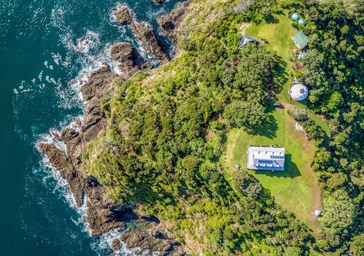 Francis-York- Eagles-Motuarohia-New-Zealand-Bay-of-Islands-Barfoot-Clifftop-Home-17.webp