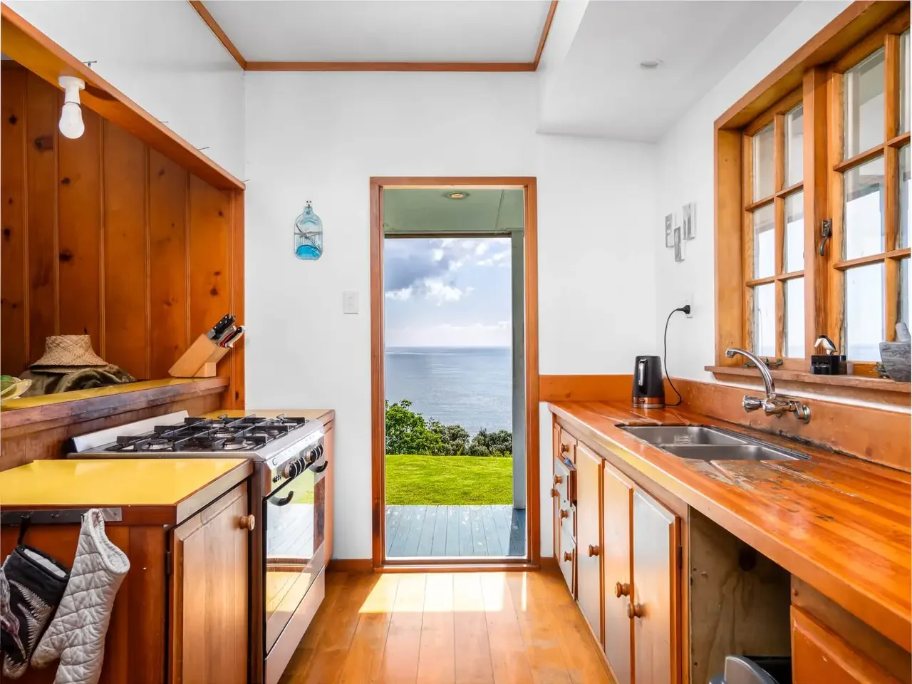 Francis-York- Eagles-Motuarohia-New-Zealand-Bay-of-Islands-Barfoot-Clifftop-Home-16.webp