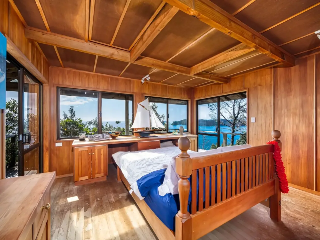 Francis-York- Eagles-Motuarohia-New-Zealand-Bay-of-Islands-Barfoot-Clifftop-Home-5.webp