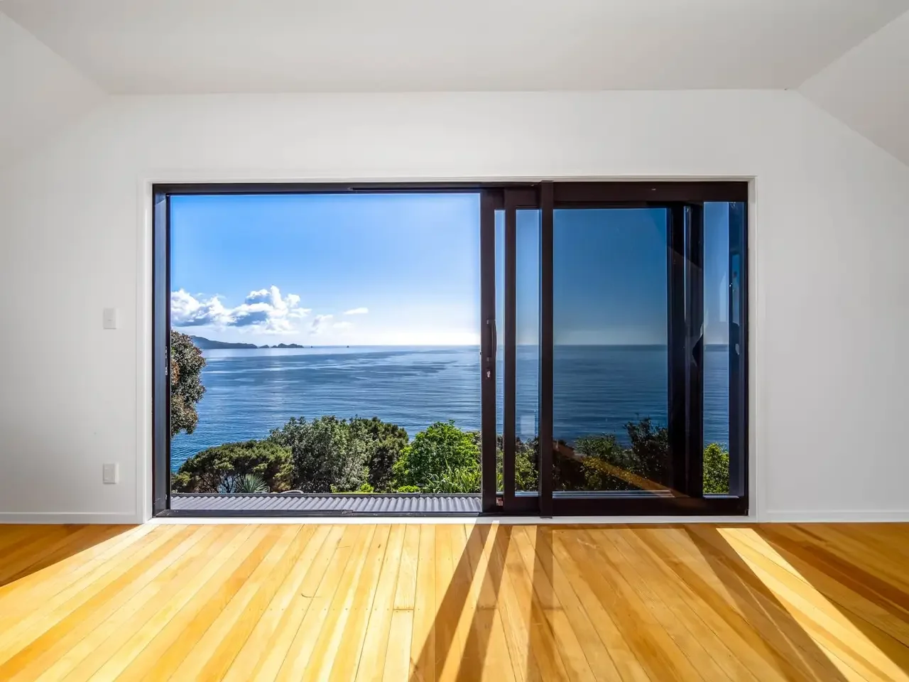 Francis-York- Eagles-Motuarohia-New-Zealand-Bay-of-Islands-Barfoot-Clifftop-Home-3.webp