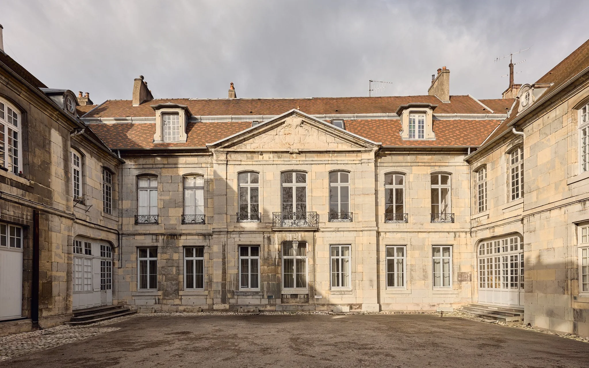 Francis-York-a-classic-french-apartment-in-an-18th-century-hotel-particulier-in-besancon-1.jpg