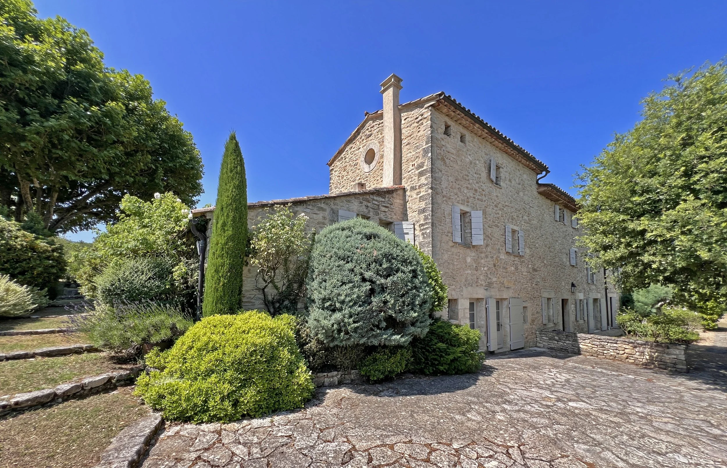 Francis-York-luberon-provence-lavender-fields-stone-farmhouse-30-acres-14.jpg