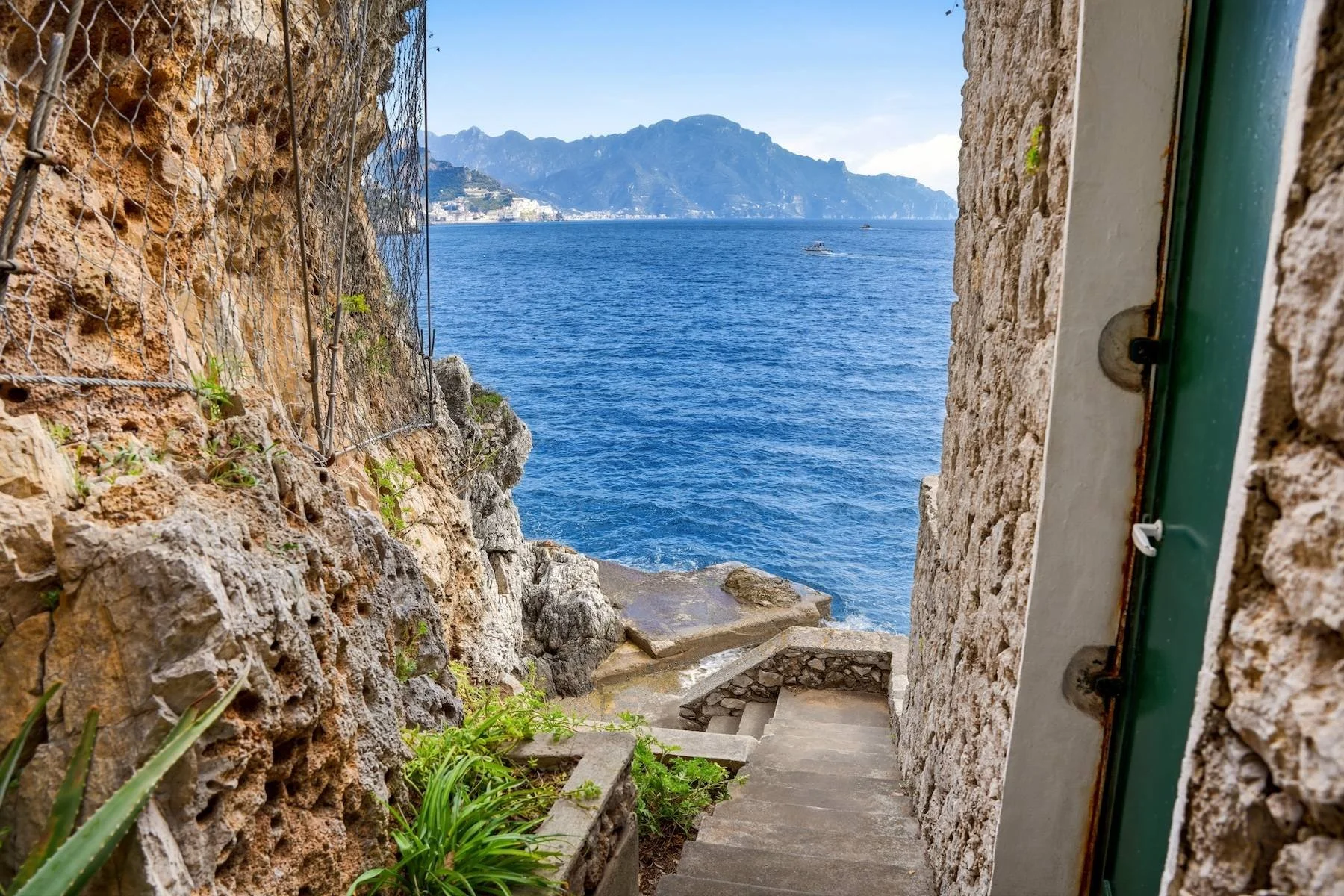 Francis-York-italy-sothebys-international-realty-amalfi-coast-waterfront-residence-conca-dei-marini-sea-access-41.jpg