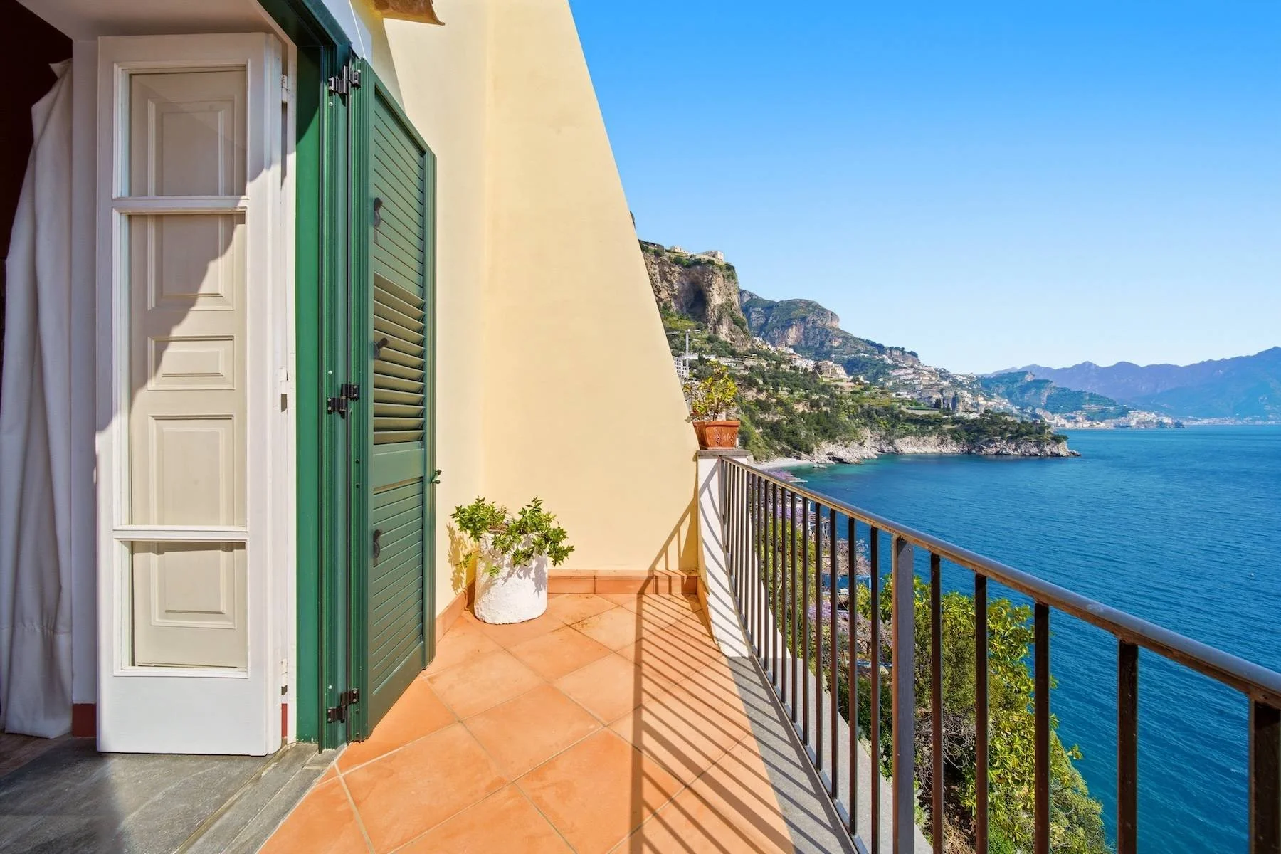 Francis-York-italy-sothebys-international-realty-amalfi-coast-waterfront-residence-conca-dei-marini-sea-access-30.jpg