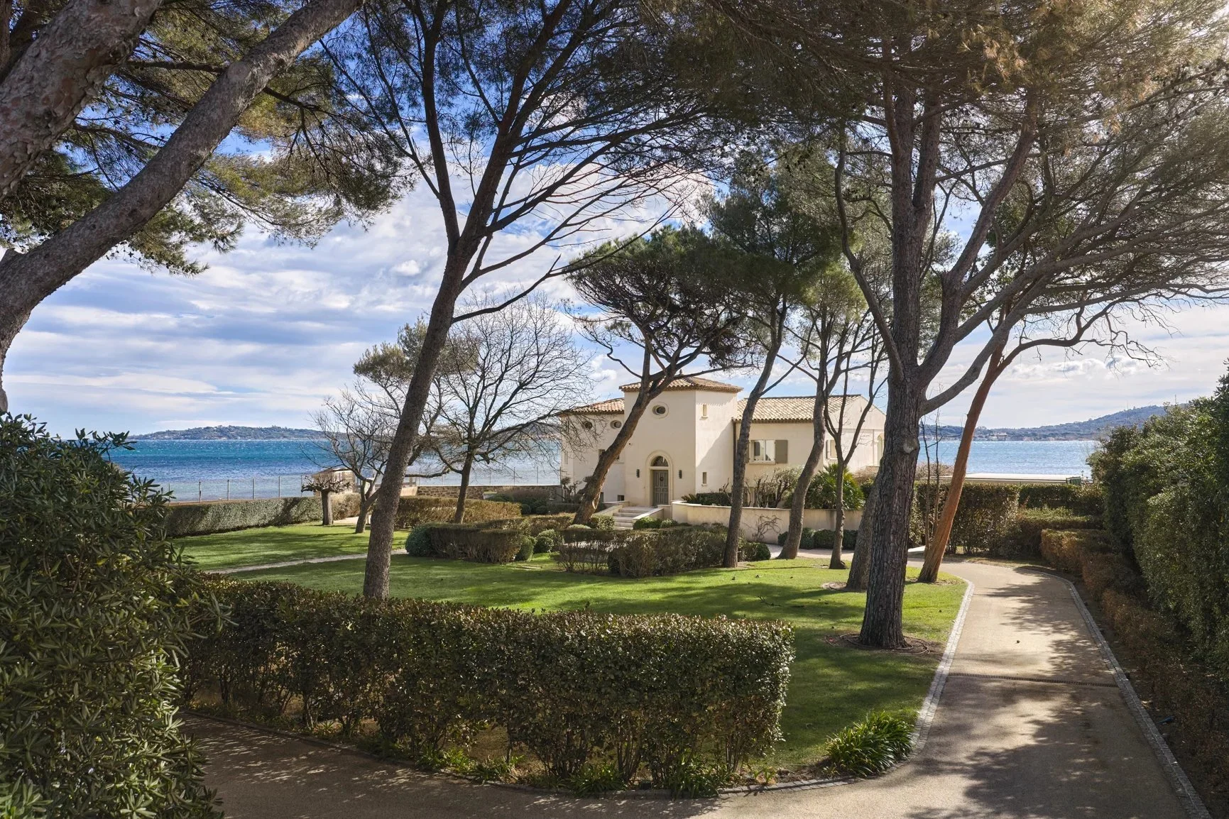 Francis-Yorkgrimaud-french-riviera-waterfront-villa-saint-tropez-views.4.jpg