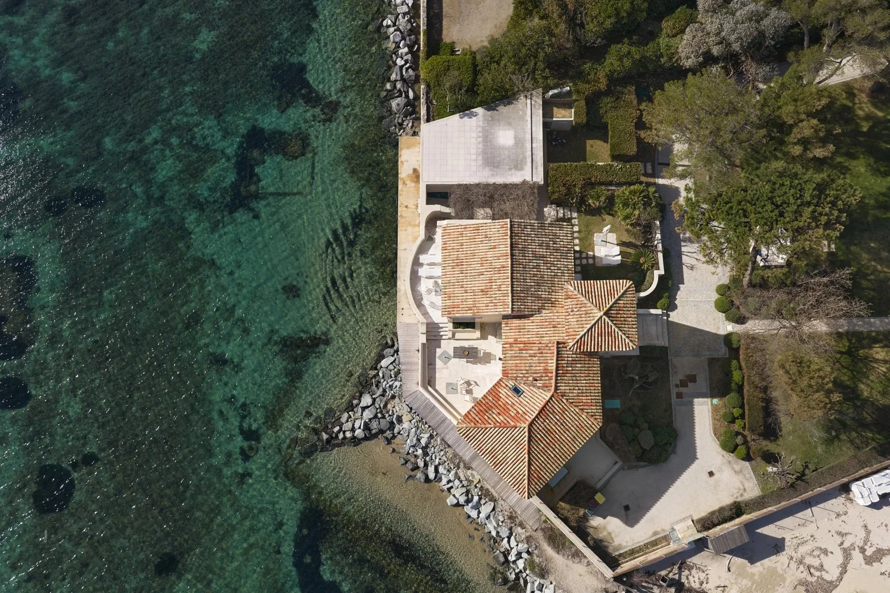 Francis-Yorkgrimaud-french-riviera-waterfront-villa-saint-tropez-views.5.jpg