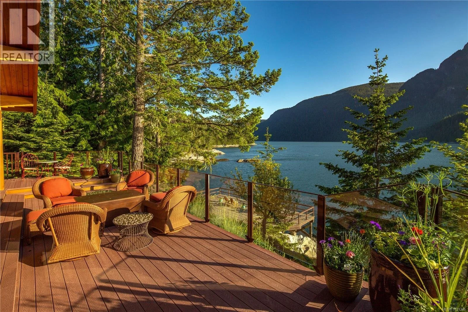 francis-york-francis-york-british-columbia-stuart-island-goose-landing-estate-oceanfront-lodge-11.jpg