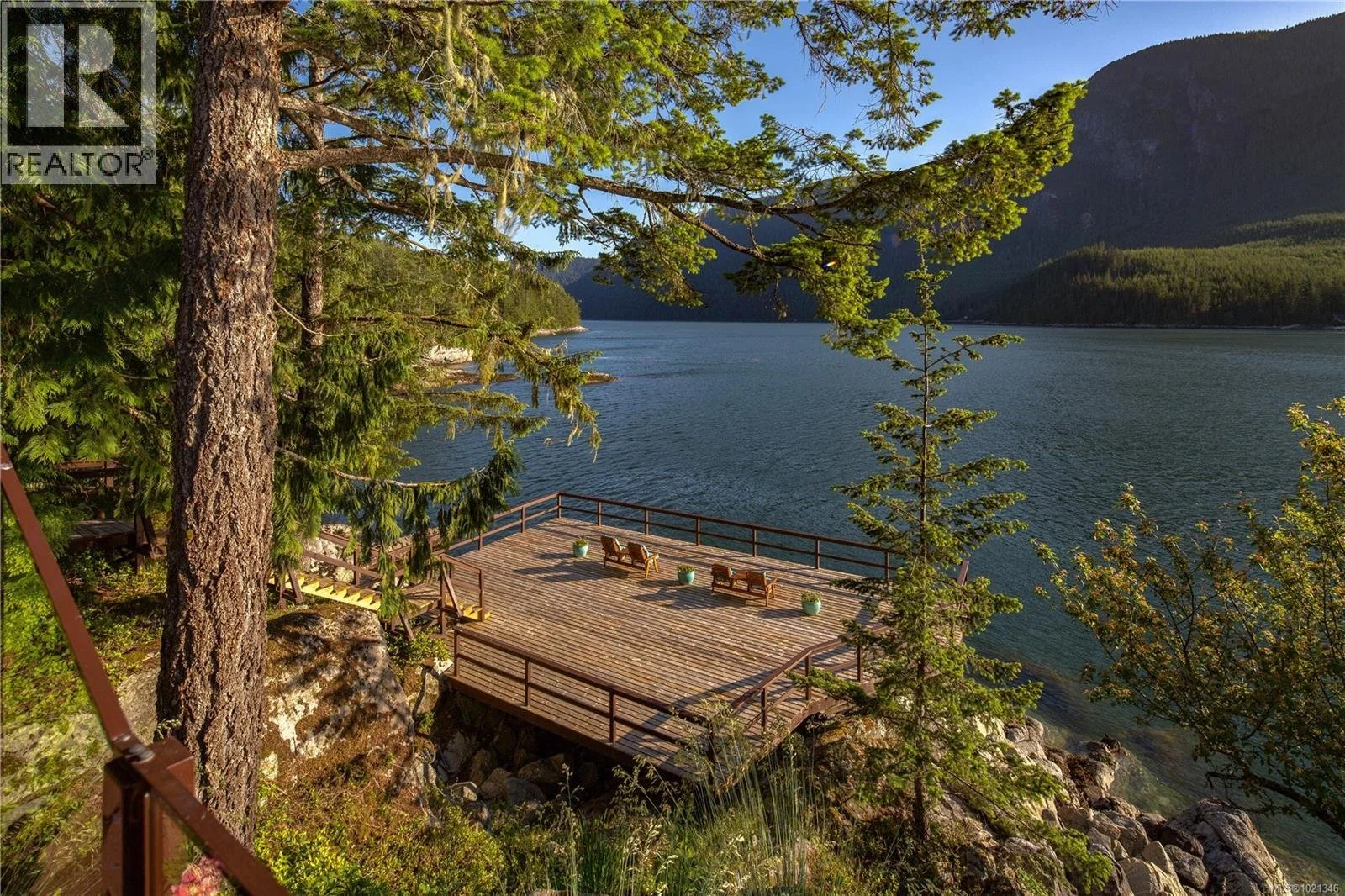 francis-york-francis-york-british-columbia-stuart-island-goose-landing-estate-oceanfront-lodge-9.jpg