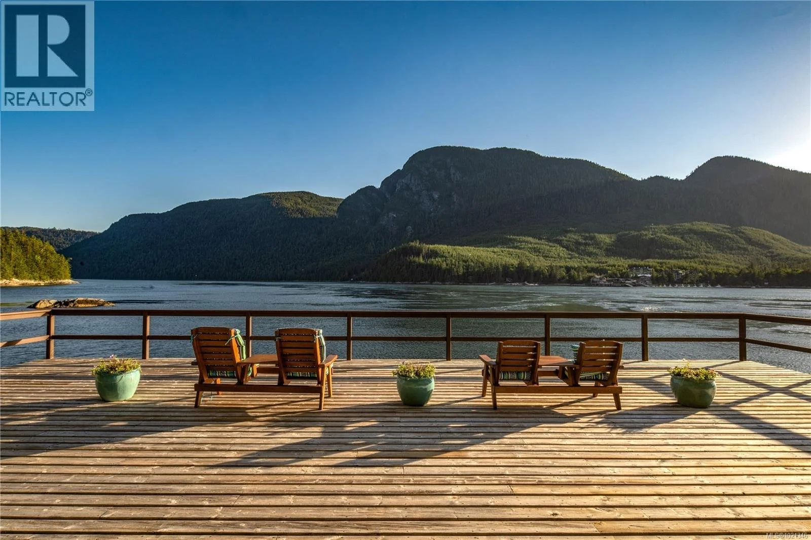 francis-york-francis-york-british-columbia-stuart-island-goose-landing-estate-oceanfront-lodge-7.jpg