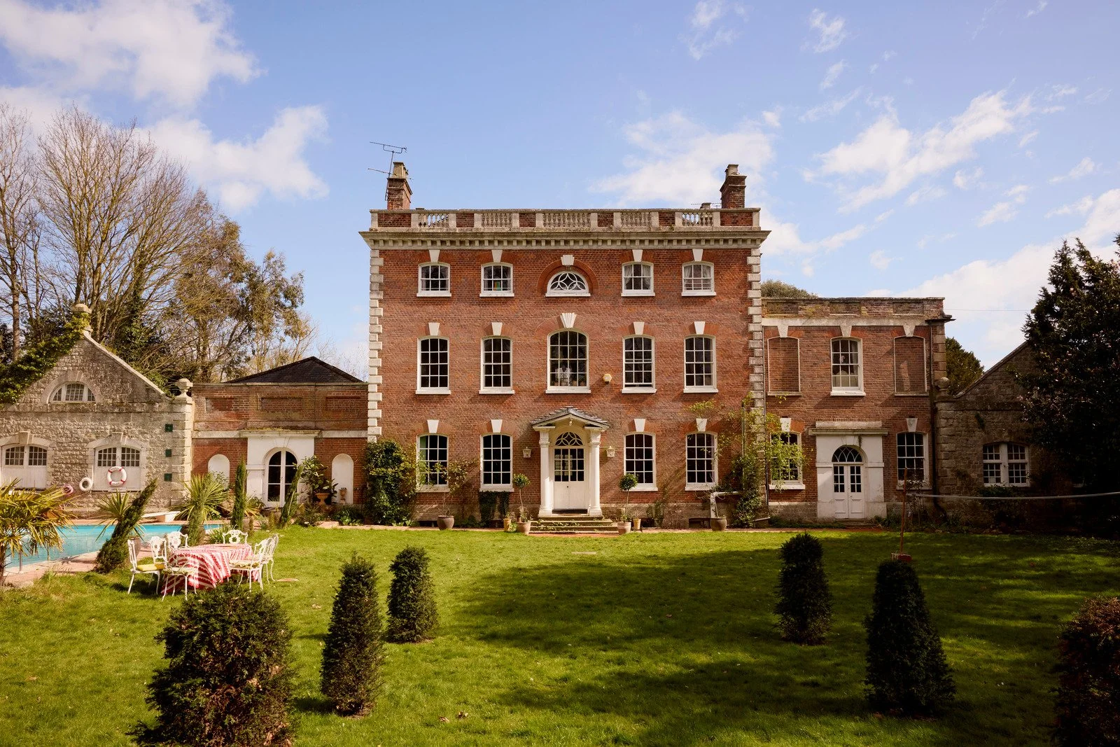 A 1768 Georgian House Reimagined by Its Artist Owners, One Hour from London