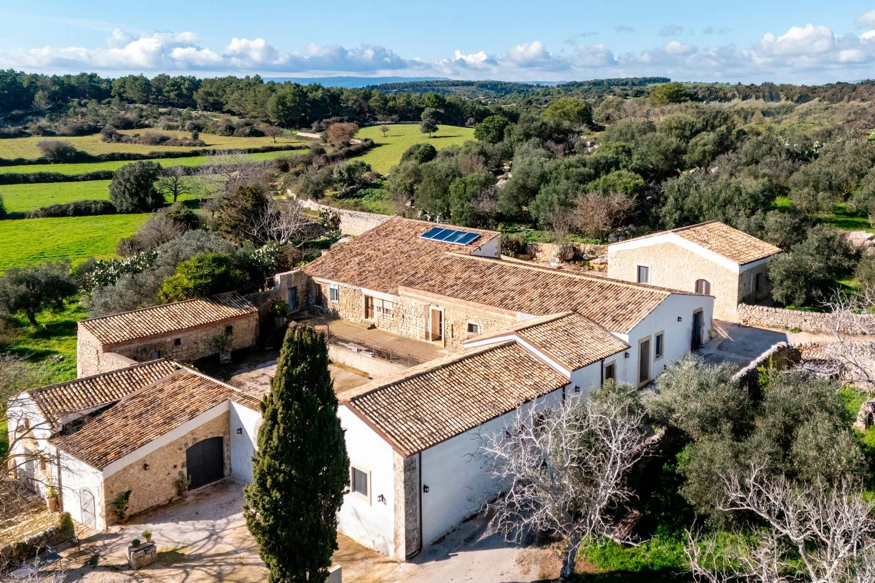 francis-york-a-restored-1867-farmhouse-in-sicilys-val-di-noto-italy-sothebys-international-realty-30.jpg