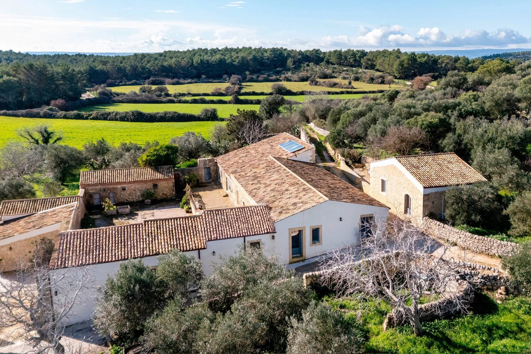 francis-york-a-restored-1867-farmhouse-in-sicilys-val-di-noto-italy-sothebys-international-realty-31.jpg
