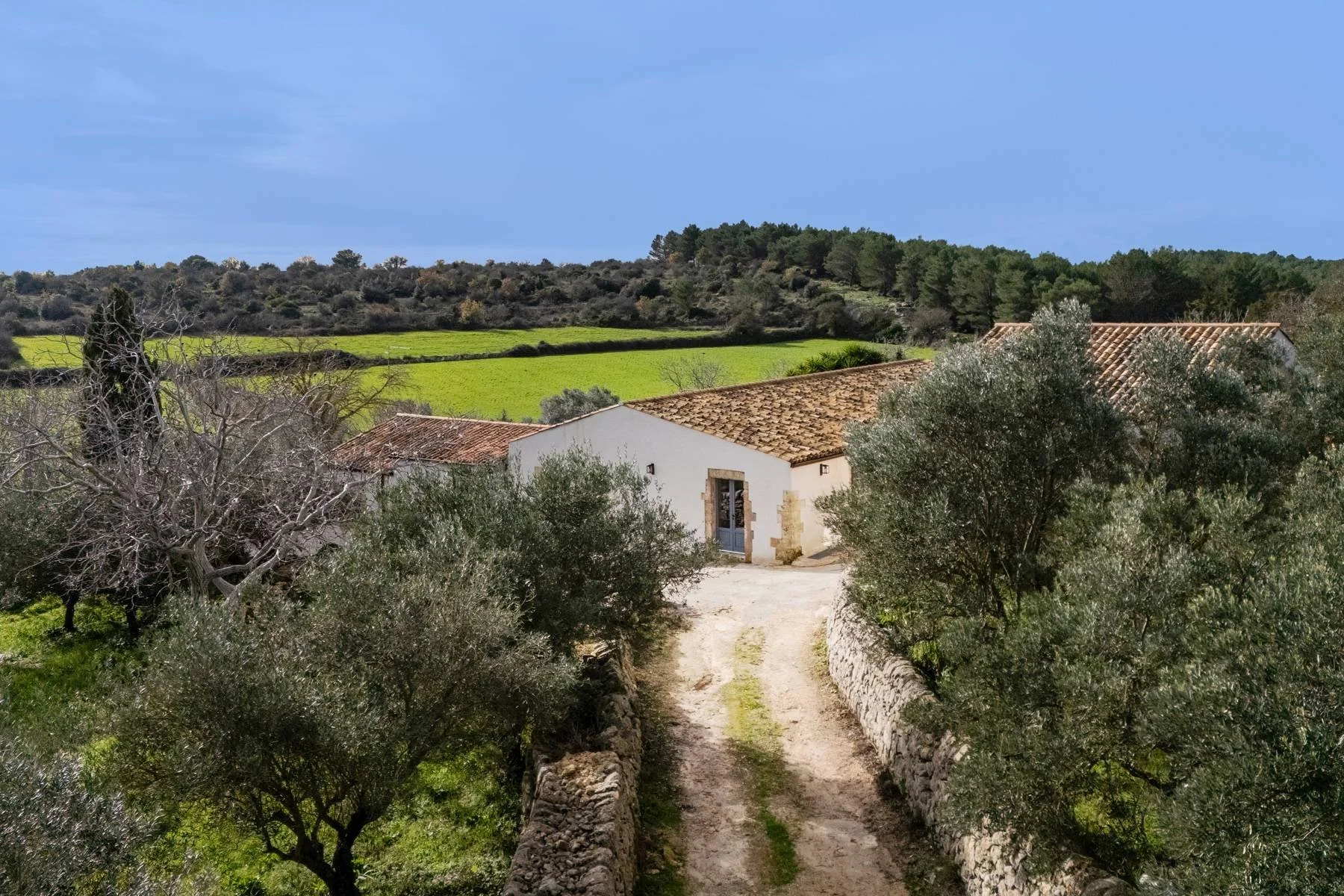 francis-york-a-restored-1867-farmhouse-in-sicilys-val-di-noto-italy-sothebys-international-realty-1.jpg