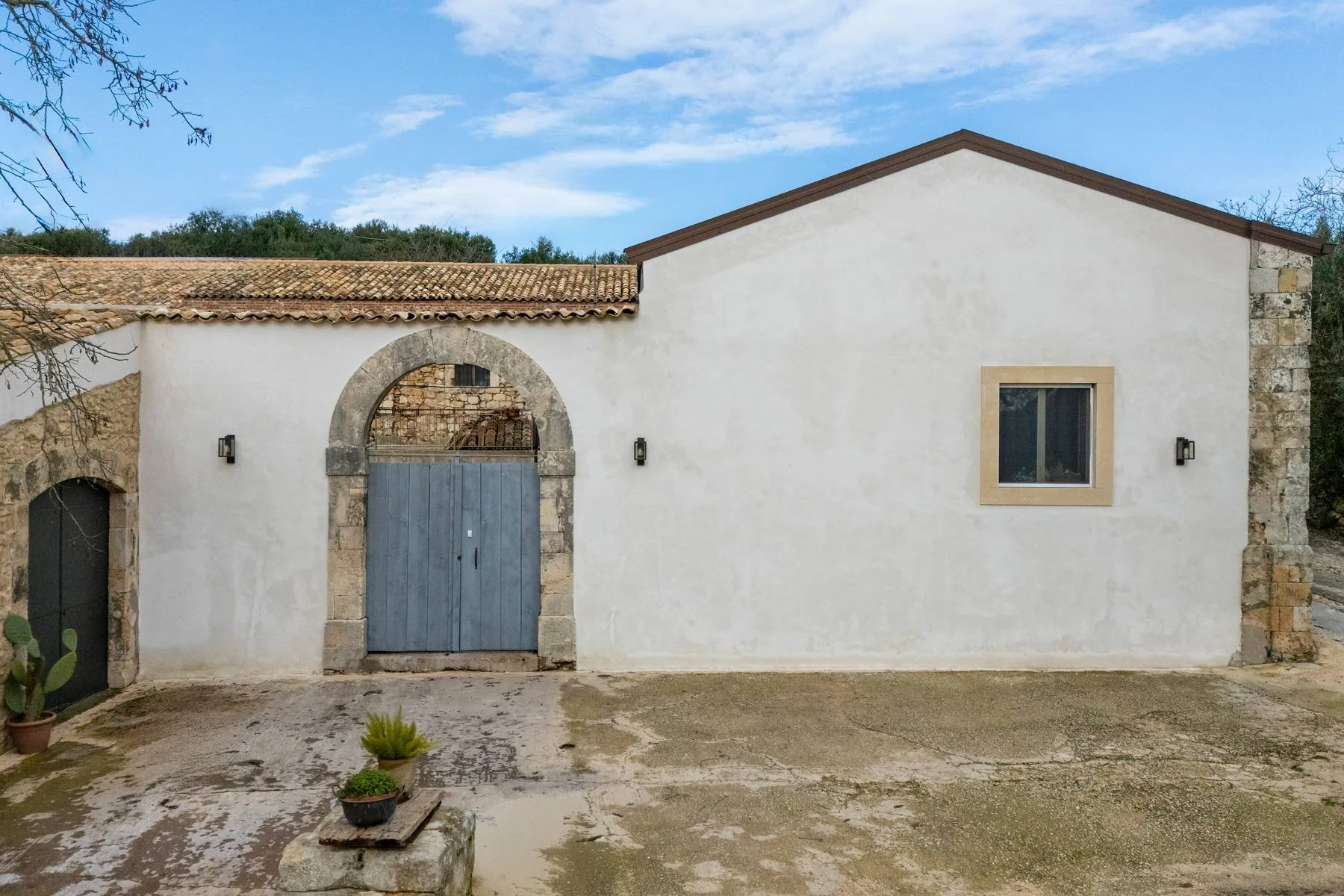 francis-york-a-restored-1867-farmhouse-in-sicilys-val-di-noto-italy-sothebys-international-realty-3.jpg