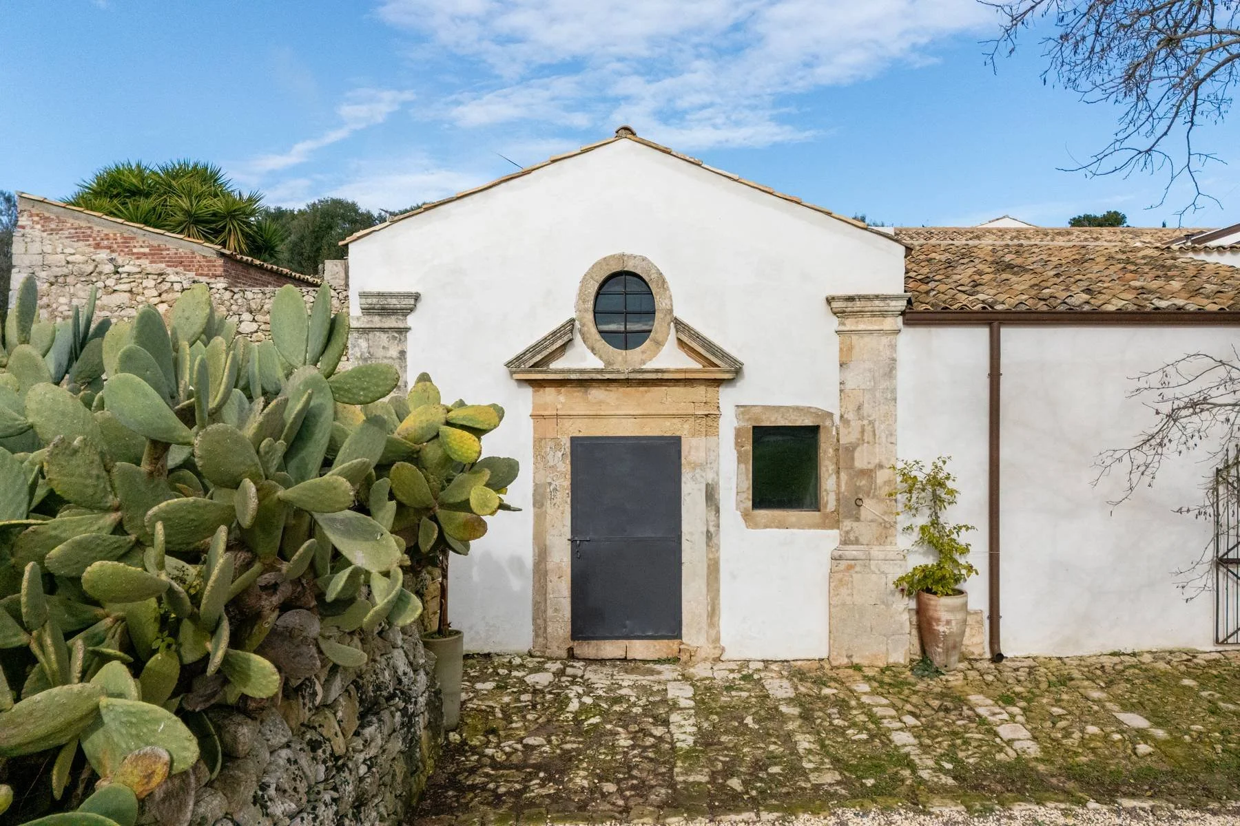 francis-york-a-restored-1867-farmhouse-in-sicilys-val-di-noto-italy-sothebys-international-realty-2.jpg