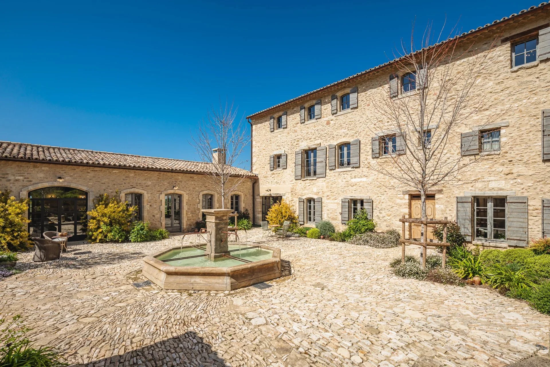 A Renovated 18th-Century Provençal Farmhouse on 17.5 Acres in the Luberon Lists for €9.95 Million 