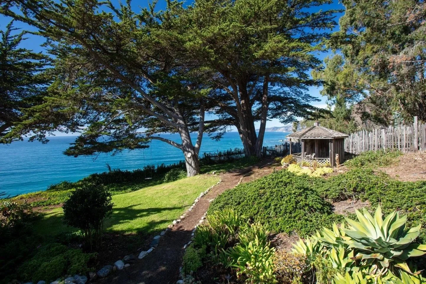 francis-york-big-sur-a-big-sur-residence-reworked-by-architect-mickey-muennig-on-californias-pacific-coast-highway- 1.jpg