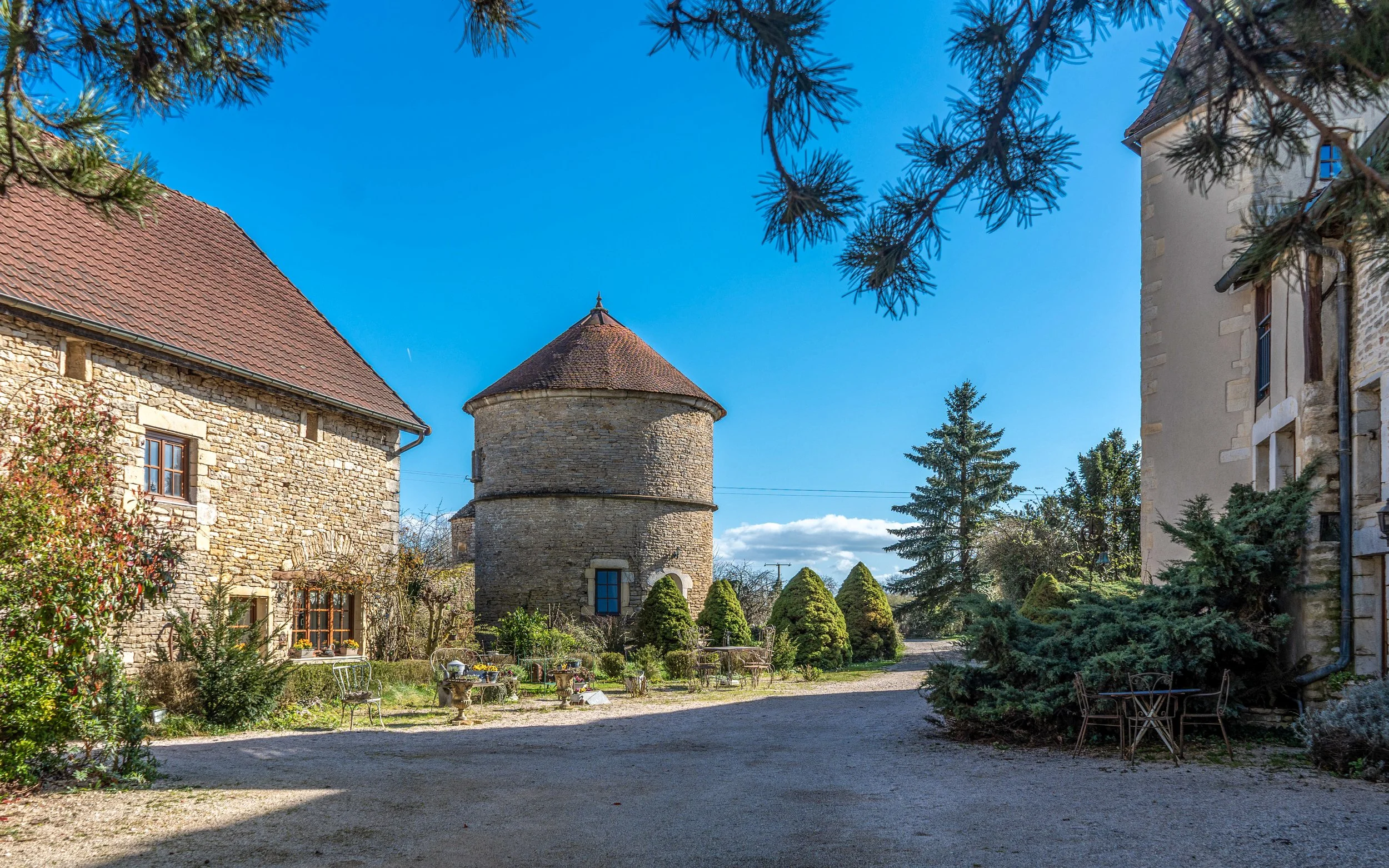 francis-york-restored-15th-16th-century-manor-burgundy-dijon-16.jpg