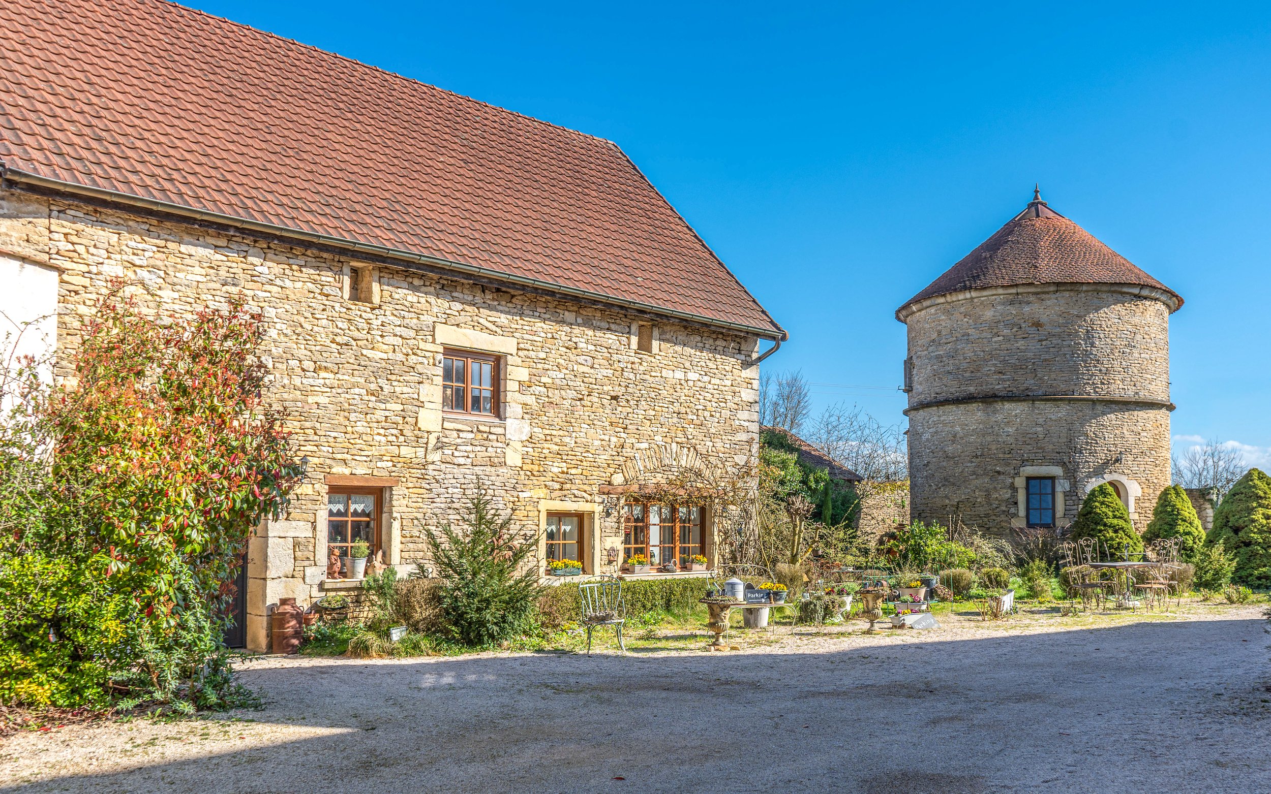 francis-york-restored-15th-16th-century-manor-burgundy-dijon-18.jpg