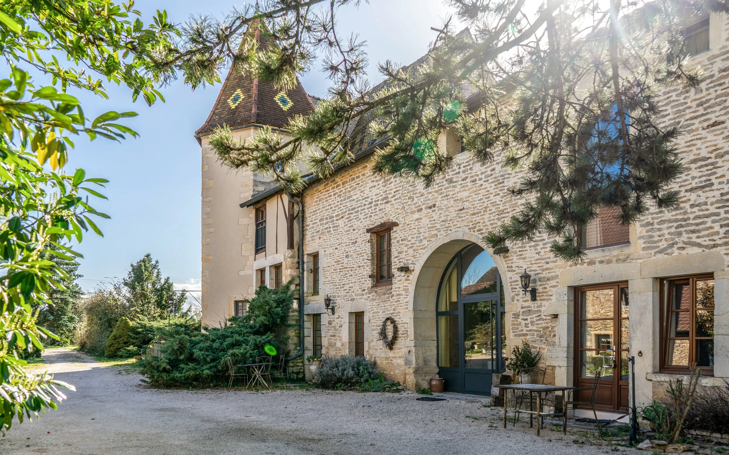 francis-york-restored-15th-16th-century-manor-burgundy-dijon-17.jpg