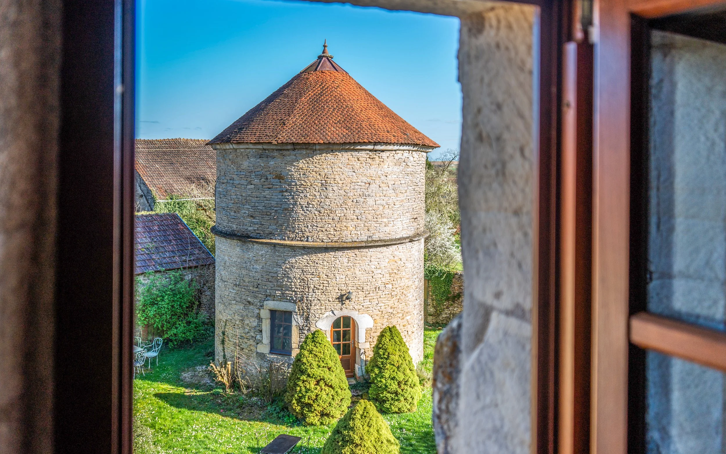 francis-york-restored-15th-16th-century-manor-burgundy-dijon-49.jpg