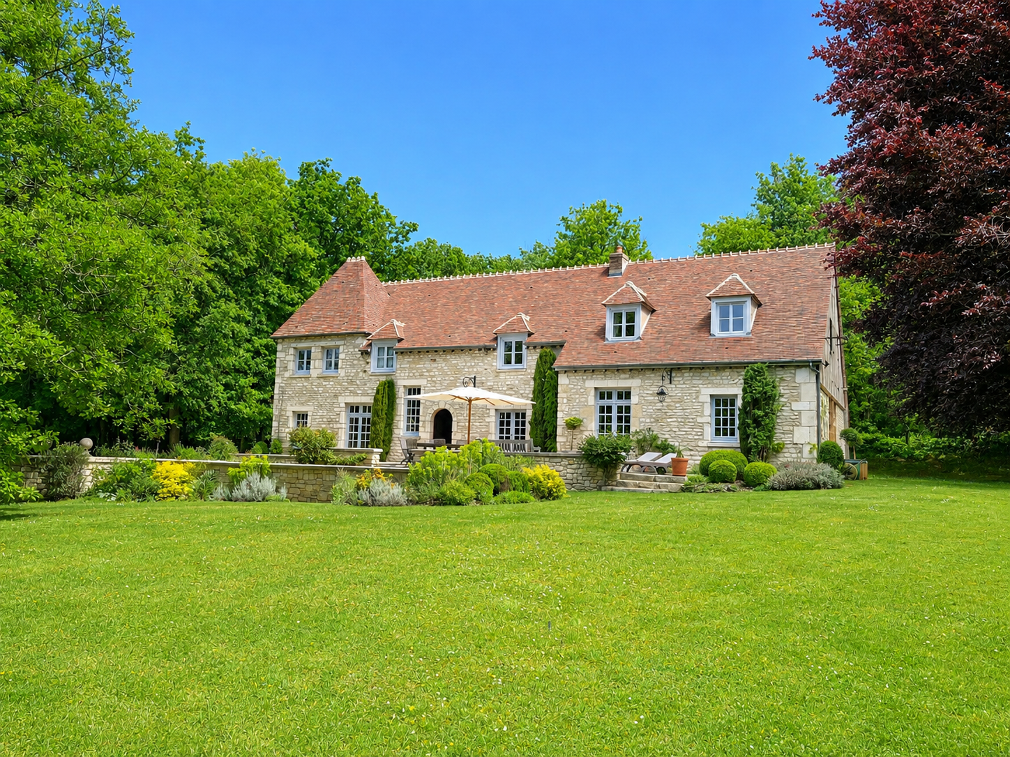 A Country House on 8 Acres With an Indoor Pool South of Paris Lists for €1,390,000