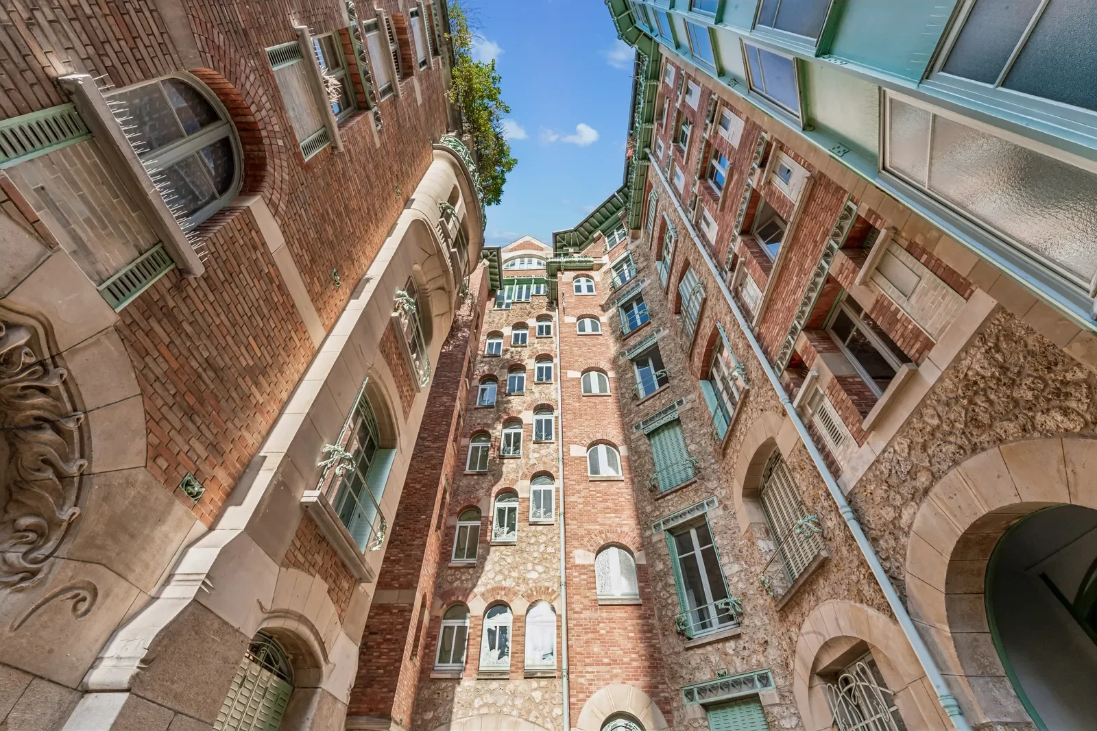 francis-york-restored-art-nouveau-apartment-castel-beranger-paris-hector-guimard-10.webp