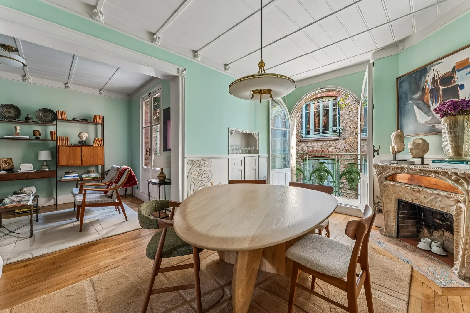 A Restored Paris Apartment Inside an Art Nouveau Building by the Architect Behind the City’s Métro Entrances