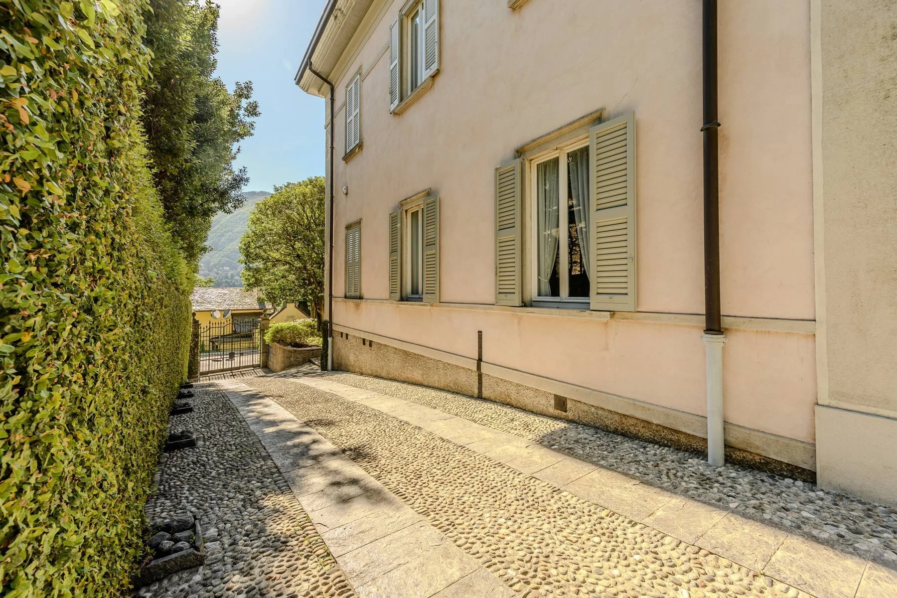 francis-york-private-villa-steps-from-villa-deste-cernobbio-lake-como-Concorso-dEleganza-italy-sothebys-international-realty-2.jpg