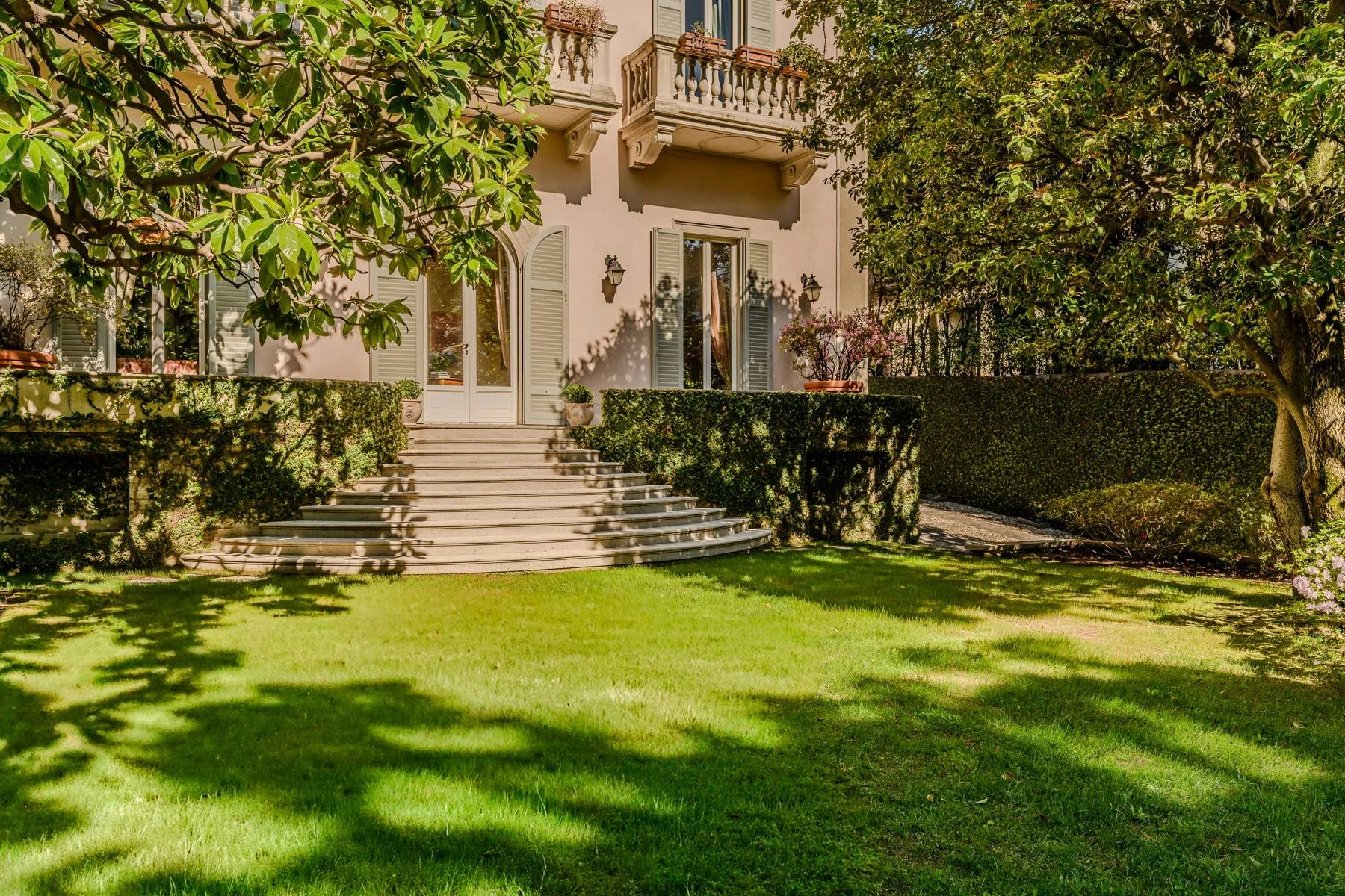francis-york-private-villa-steps-from-villa-deste-cernobbio-lake-como-Concorso-dEleganza-italy-sothebys-international-realty-4.jpg