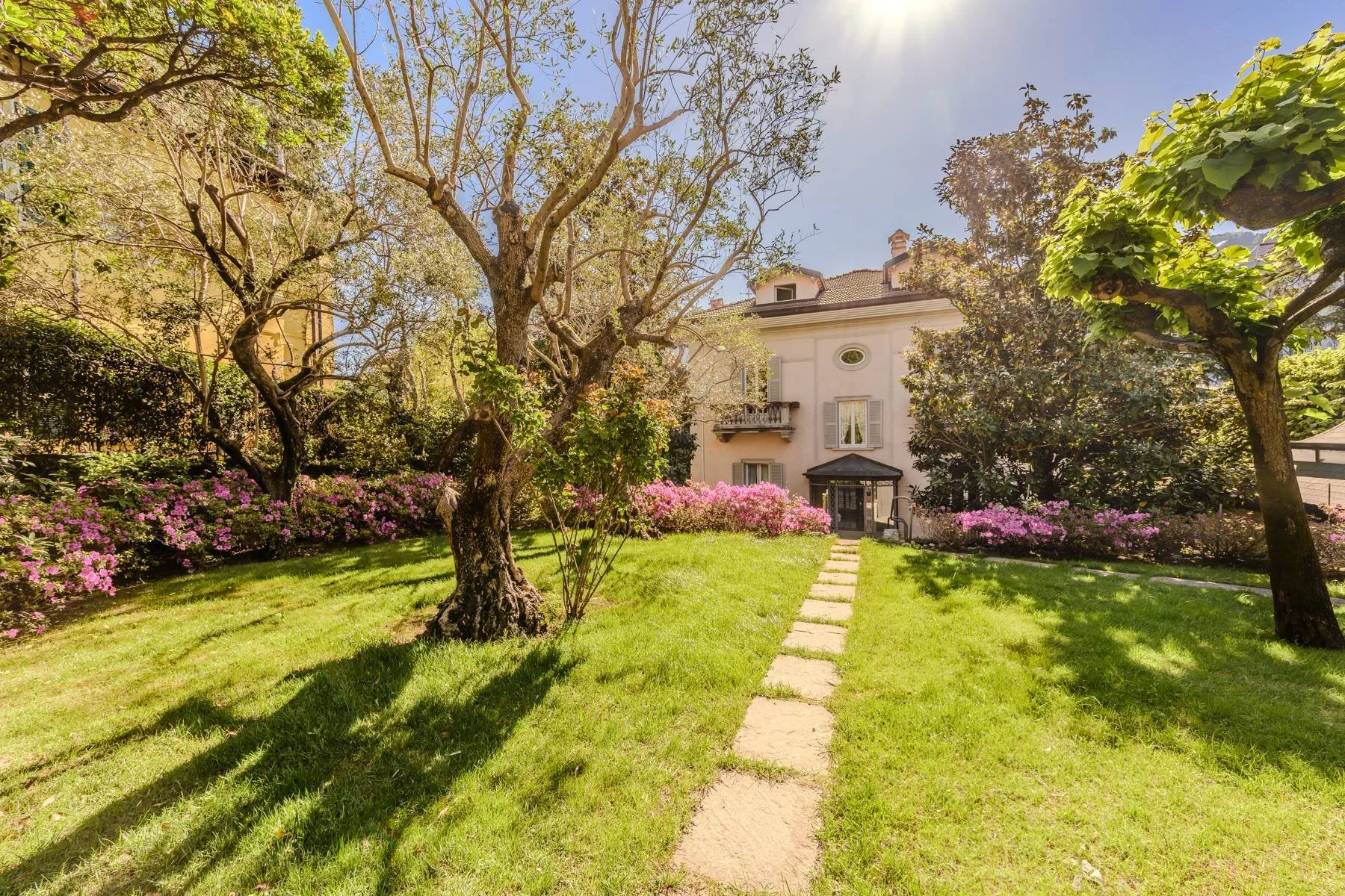 francis-york-private-villa-steps-from-villa-deste-cernobbio-lake-como-Concorso-dEleganza-italy-sothebys-international-realty-5.jpg