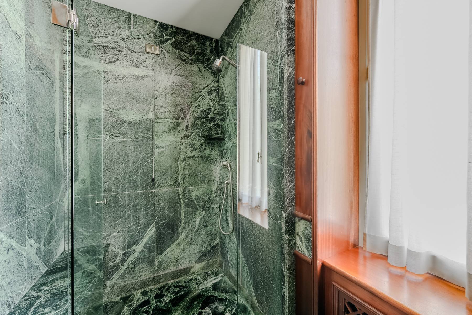 francis-york-private-villa-steps-from-villa-deste-cernobbio-lake-como-Concorso-dEleganza-italy-sothebys-international-realty-17.jpg