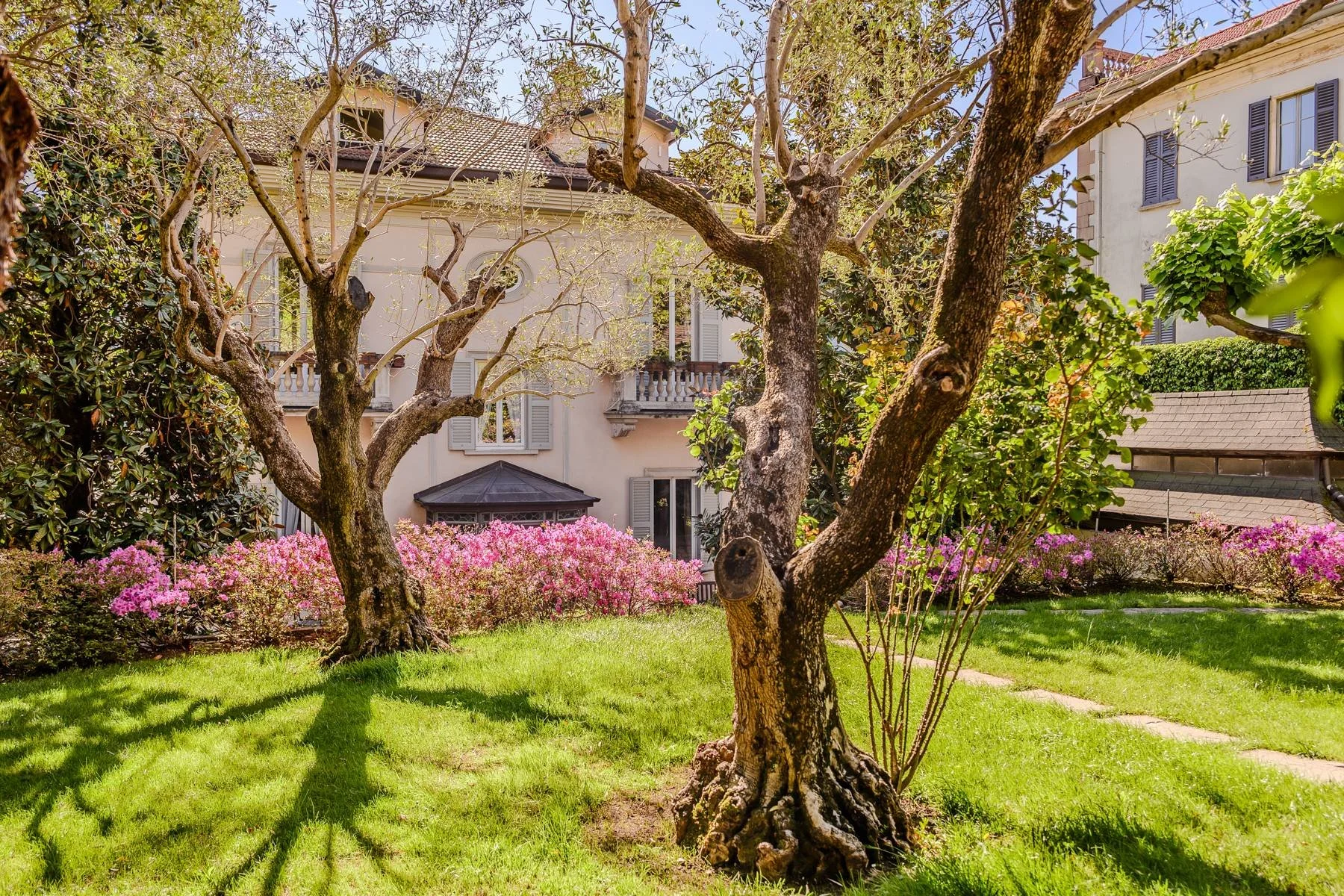 francis-york-private-villa-steps-from-villa-deste-cernobbio-lake-como-Concorso-dEleganza-italy-sothebys-international-realty-28.jpg